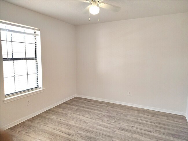 Building Photo - 13835 Purplemartin St