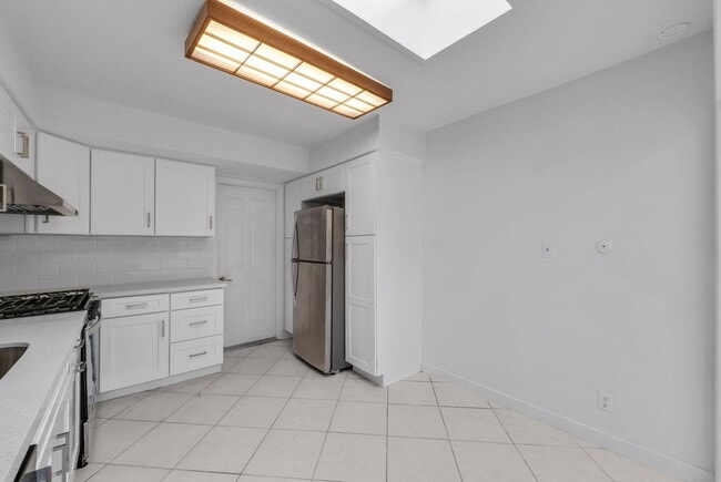 Building Photo - "Rare Single-Story Remodel: Modern 3BR End-Unit in University Park