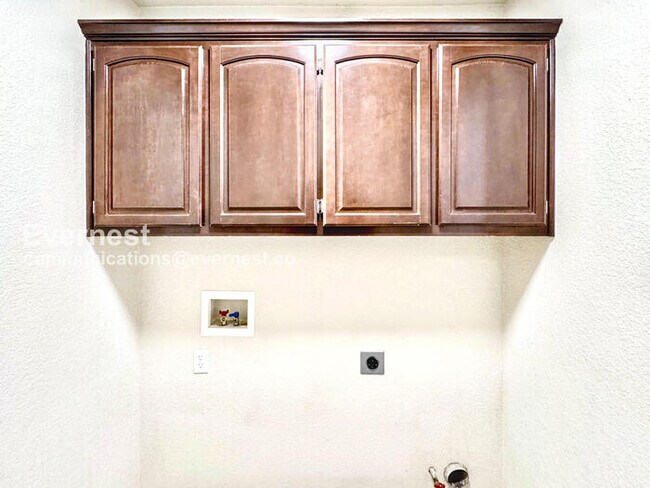 Building Photo - Charming 3-Bed, 2-Bath Home with Fenced Backyard & 2-Car Garage