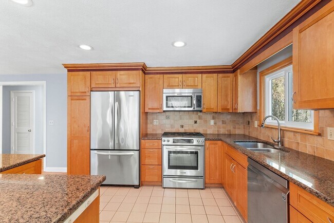 Building Photo - 77 Colonial Rd