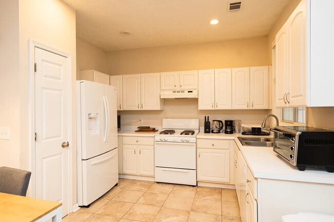 Building Photo - Room in House on Harmony Ct