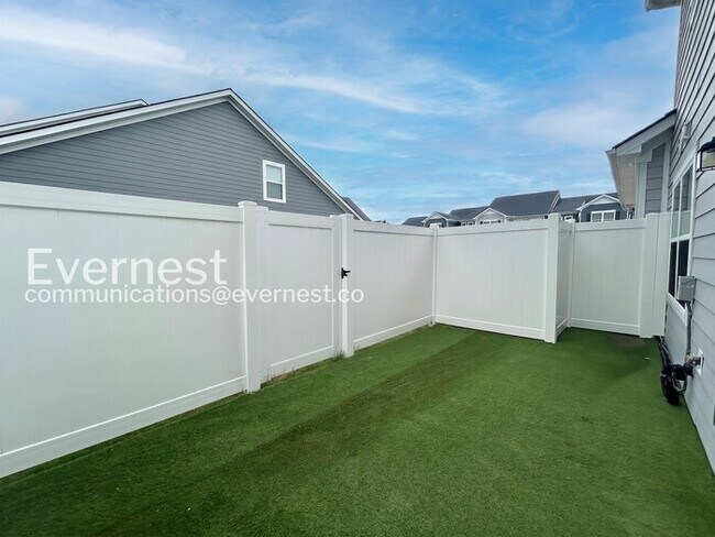 Building Photo - 3 Bed/3 Bath Townhome with Garage / Available Now!