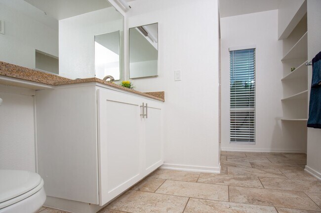 Interior Photo - Cahuenga Place - 3400 Cahuenga Blvd West