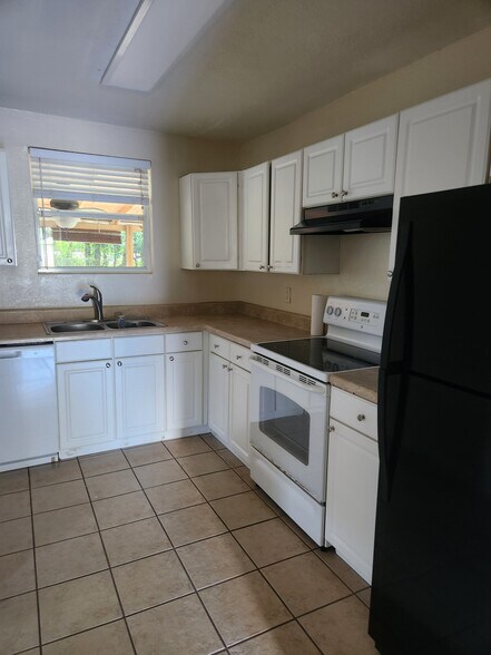 Building Photo - 6945 Woodley Dr