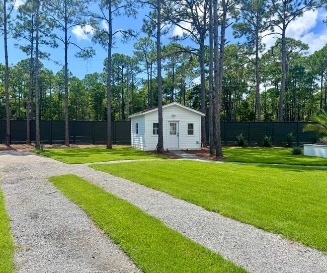 Building Photo - 493 Golf Club Dr