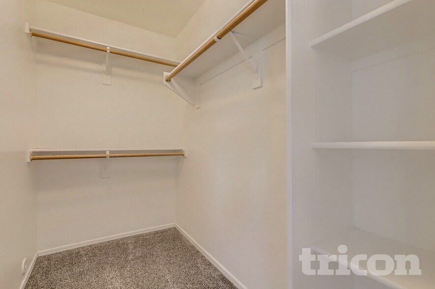 Building Photo - 4410 W Donner Dr