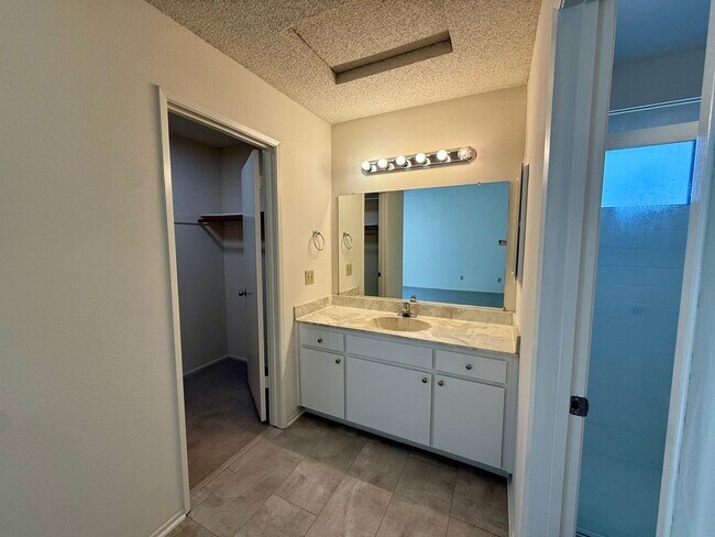 Building Photo - SPACIOUS 3 BED  2.5 BATH END UNIT TOWNHOME IN SAN MARIN VALLEY