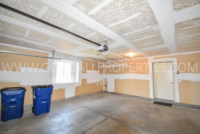 Building Photo - 2 Bedroom 2 bath Town Home in West Des Moines
