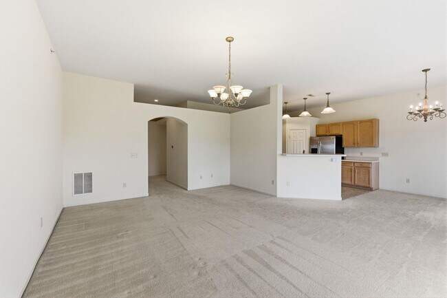 Building Photo - 323 Skyview Ct