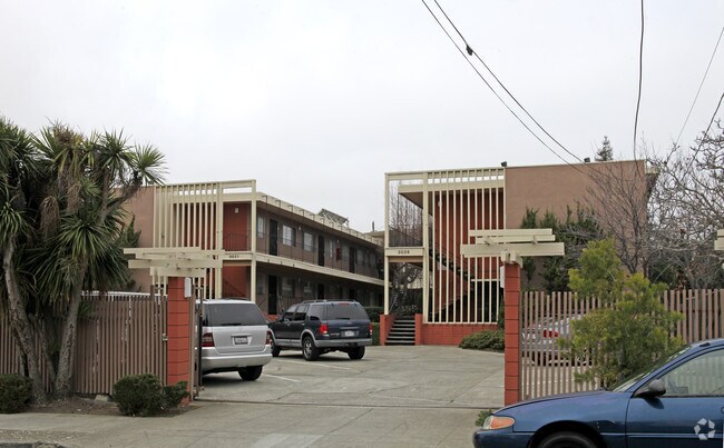 Building Photo - 3031-3035 Pleitner Ave