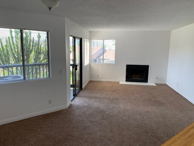 Building Photo - Spacious Condo w/ Washer/Dryer, A/C & View!