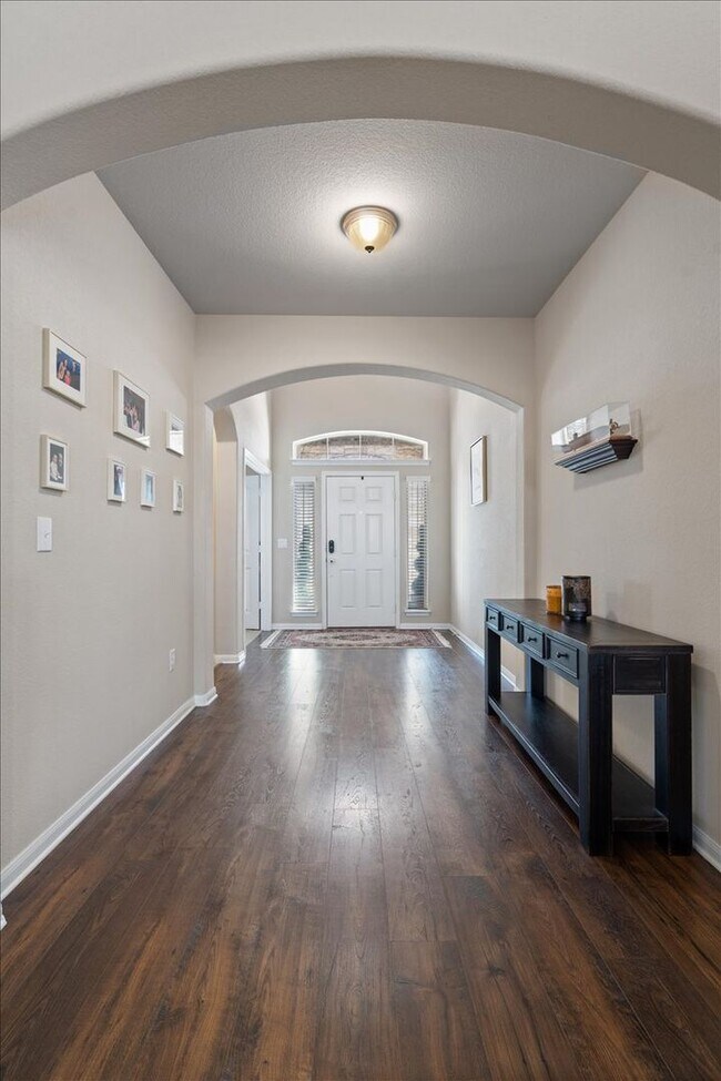 Building Photo - Spectacular 4 Bedroom, 3.5 Bath, Corner Lo...