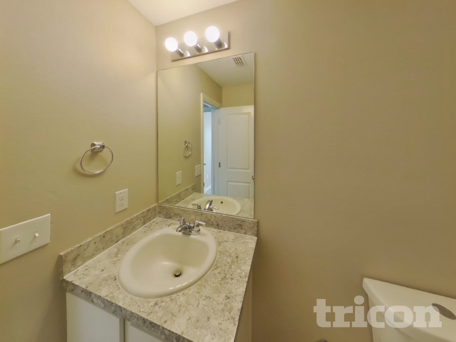 Building Photo - 2425 Lake Forest Ave