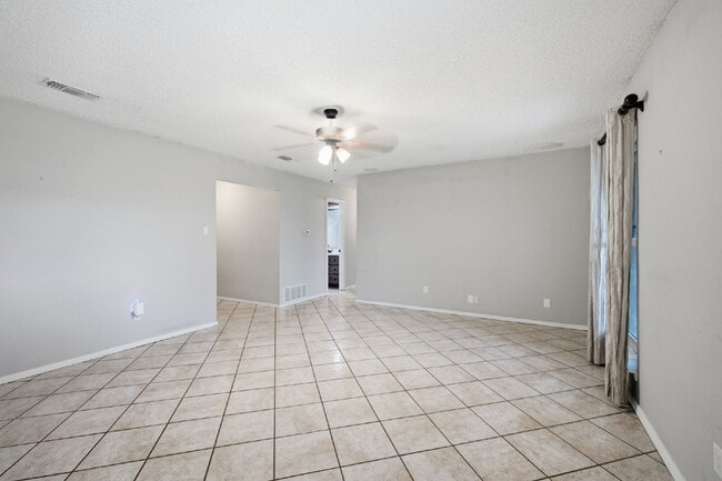 Building Photo - Charming 3 Bedroom Home near Schools and Rec Center