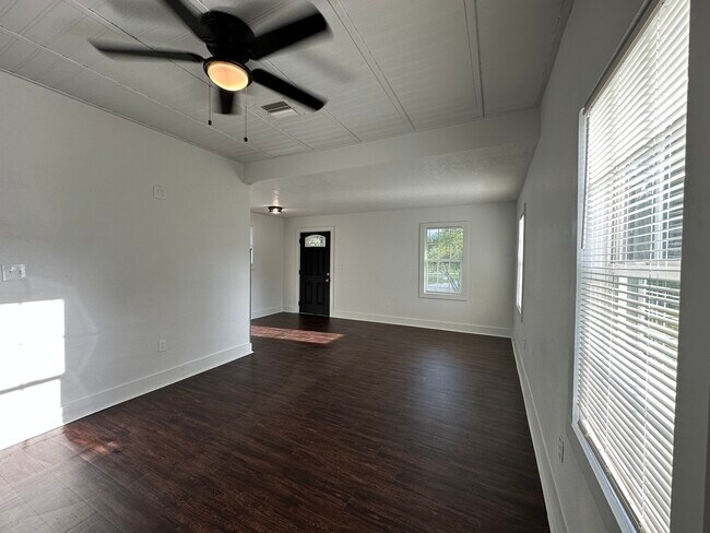 Building Photo - 2245 Valley Dr