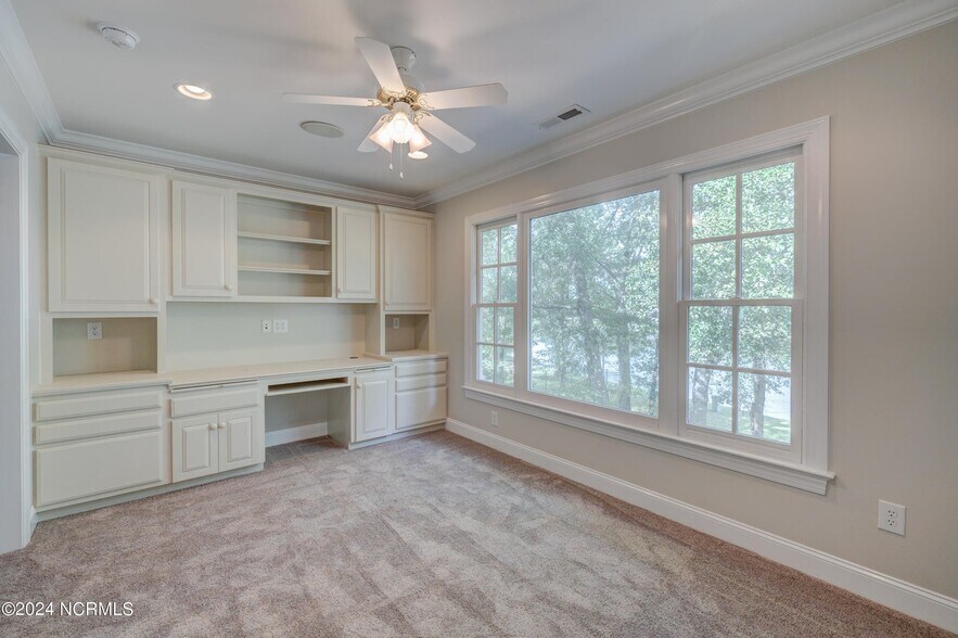 Building Photo - 140 River Woods Dr
