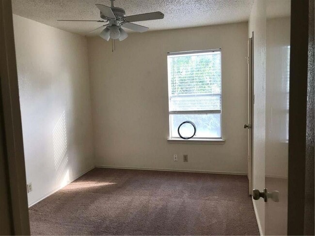 Building Photo - 6107 Parkwood Dr