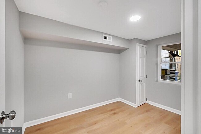 Building Photo - 727 Otis Pl NW