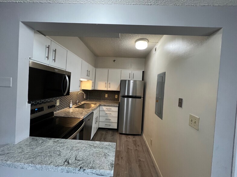 Building Photo - 900 19th Ave S