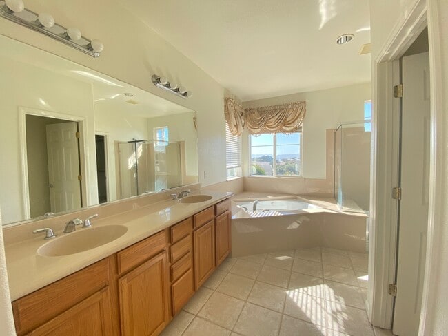 Building Photo - Mediterranean-style 4-bedroom in Seaside Highlands!