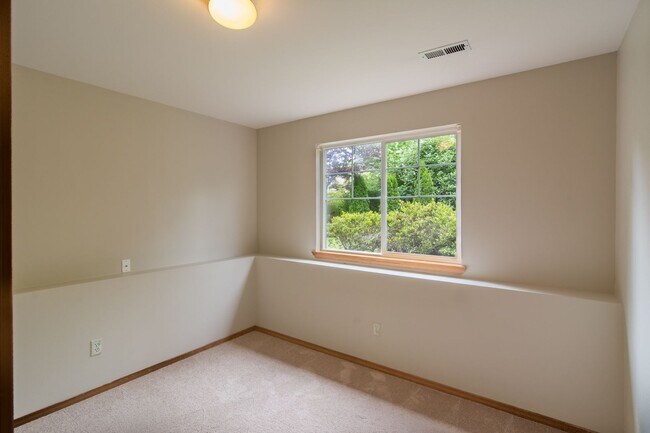 Building Photo - Large Updated 5 Bed SPLIT-LEVEL Kenmore Home!