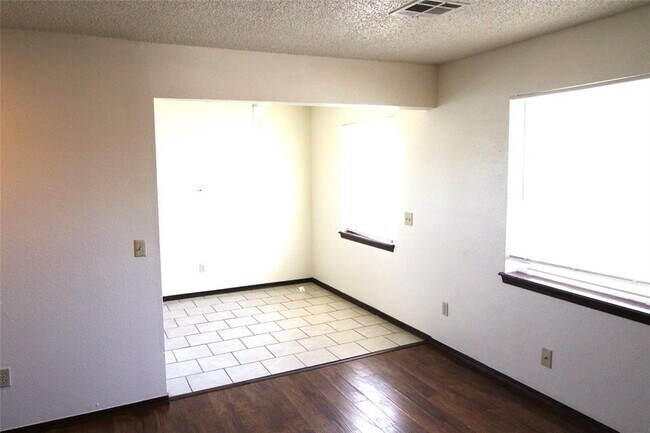 Building Photo - 316 Falcon Ct