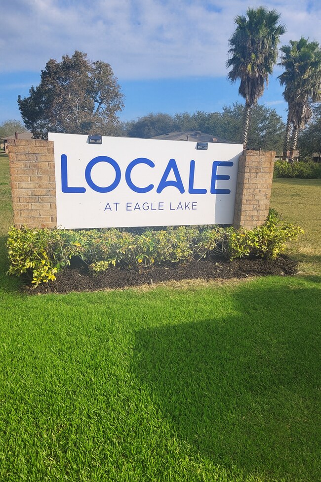 Building Photo - ***1st MONTH RENT FREE! Cozy 2 Bedroom Apartment Eagle Lake