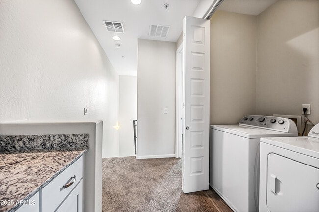 Building Photo - 2090 S Dorsey Ln