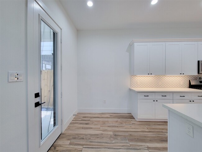 Building Photo - 5019 Creekmont Dr