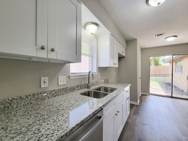 Building Photo - REMODELED 4 BEDROOM 2 BATH LEASE HOME IN HOUSTON