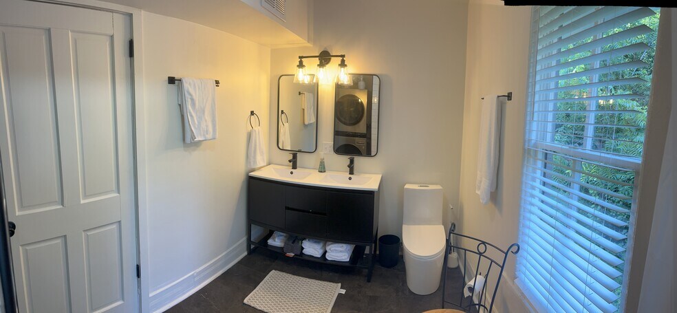 Bathroom - 1819 N Hubbard St