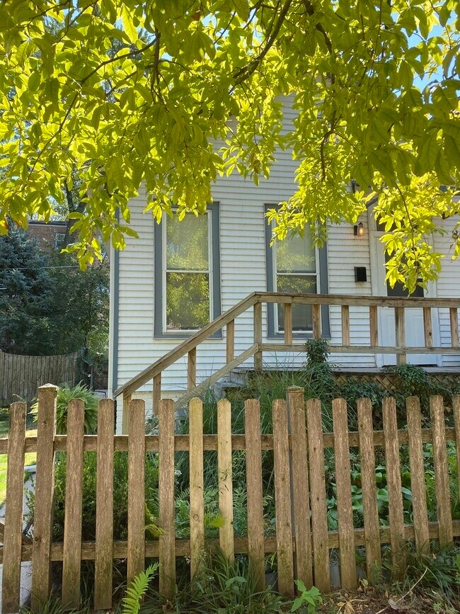 Primary Photo - 810 Simpson St