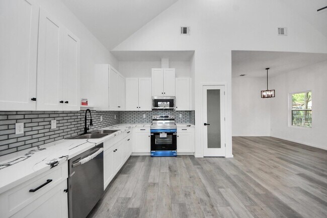 Building Photo - 605 E Murrill St