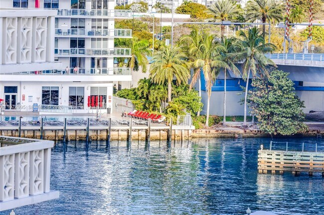 Building Photo - 1825 S Ocean Dr