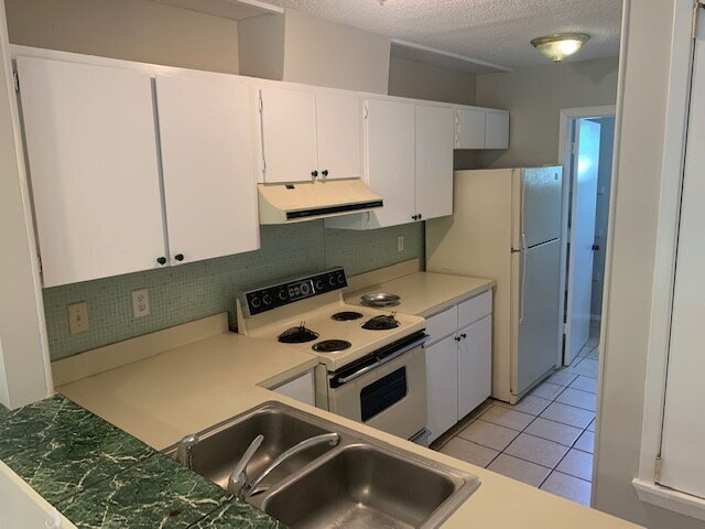 Building Photo - "Charming 2-Bed Townhouse Retreat in Fort Walton Beach!"