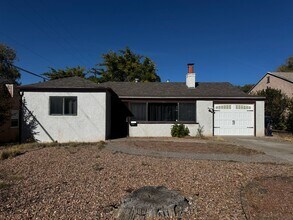 Building Photo - Home near UNM.
