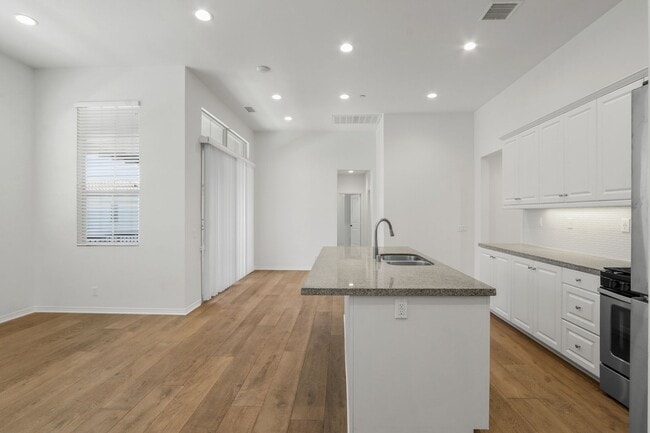 Building Photo - Desirable Eastwood Village Home