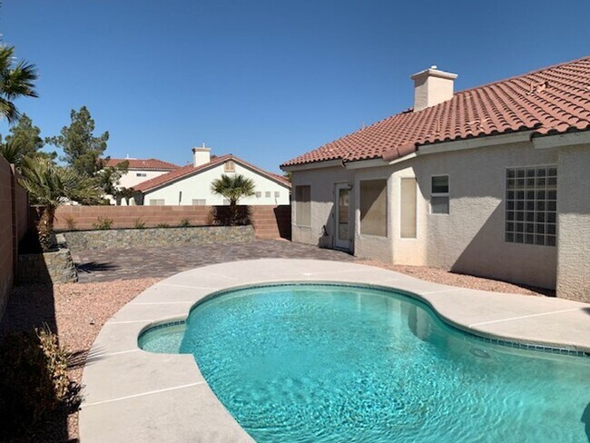 Primary Photo - Single Story w/ Pool!