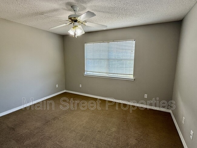 Building Photo - 2121 Pin High Dr