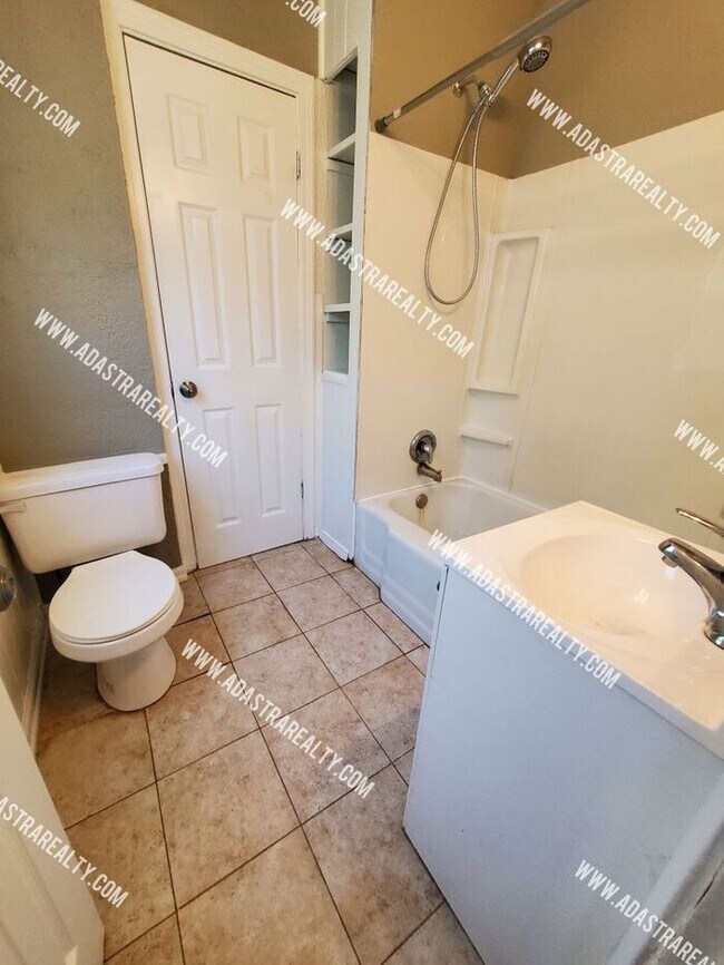 Building Photo - Remodeled 2 Bedroom Raytown Home w/Potential 3rd Bedroom-Available NOW!!