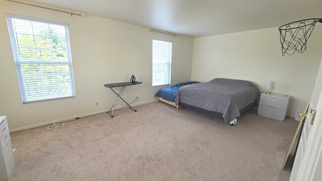 Building Photo - 484 Belvedere Ln