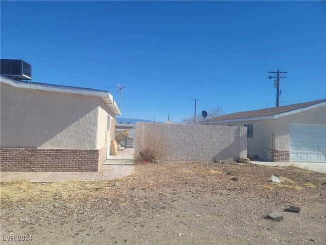 Building Photo - 664 Sky Rd