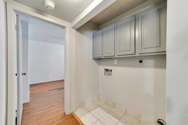 Building Photo - 1130 Bois D'Arc St