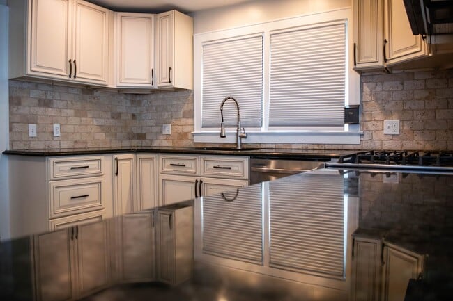 Building Photo - Gorgeous 4-Bed 2-Bath in Beaver Hills