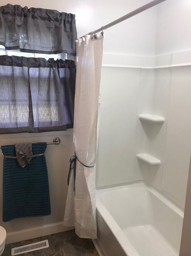 Building Photo - Great Family home