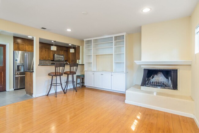 Building Photo - Spacious 3 Bedroom / 2 Bathroom Home in La...