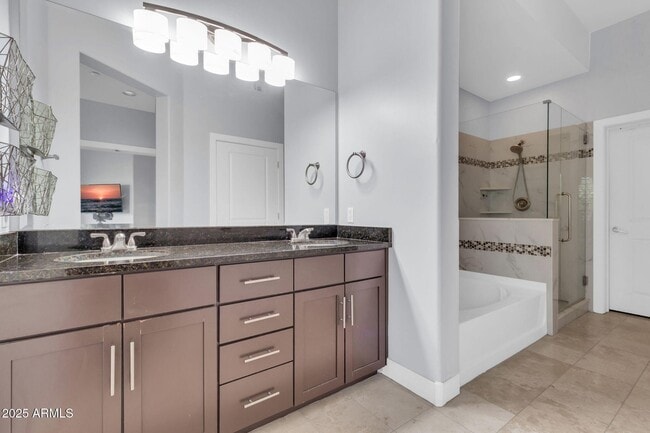 Building Photo - 945 E Playa Del Norte Dr