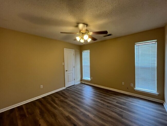 Building Photo - 3775 Iron Horse Dr