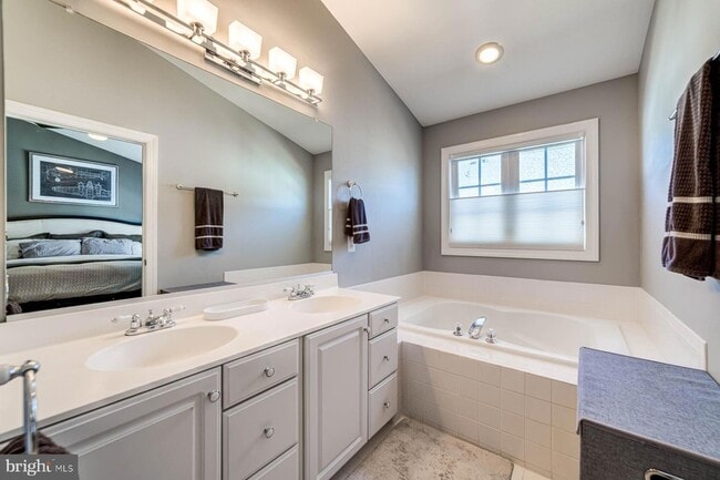 Building Photo - 947 Harrison Cir