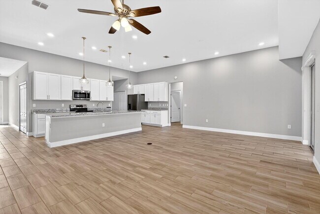 Building Photo - 4617 SW Keats St